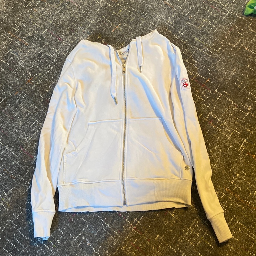 A perfect sweatshirt for the fall it’s plain but cute at the same.
